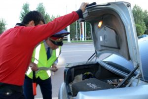 Досмотр автомобиля сотрудниками ГИБДД