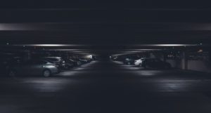 Парковка автомобиля на стоянке