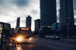 Остановка на автобусной остановке для высадки пассажиров
