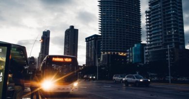Остановка на автобусной остановке для высадки пассажиров