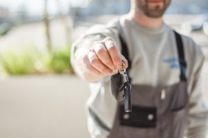 как продать кредитную машину если ПТС на руках или в банке