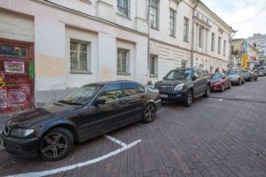 можно ли парковаться на полукруглой разметке платной парковки?
