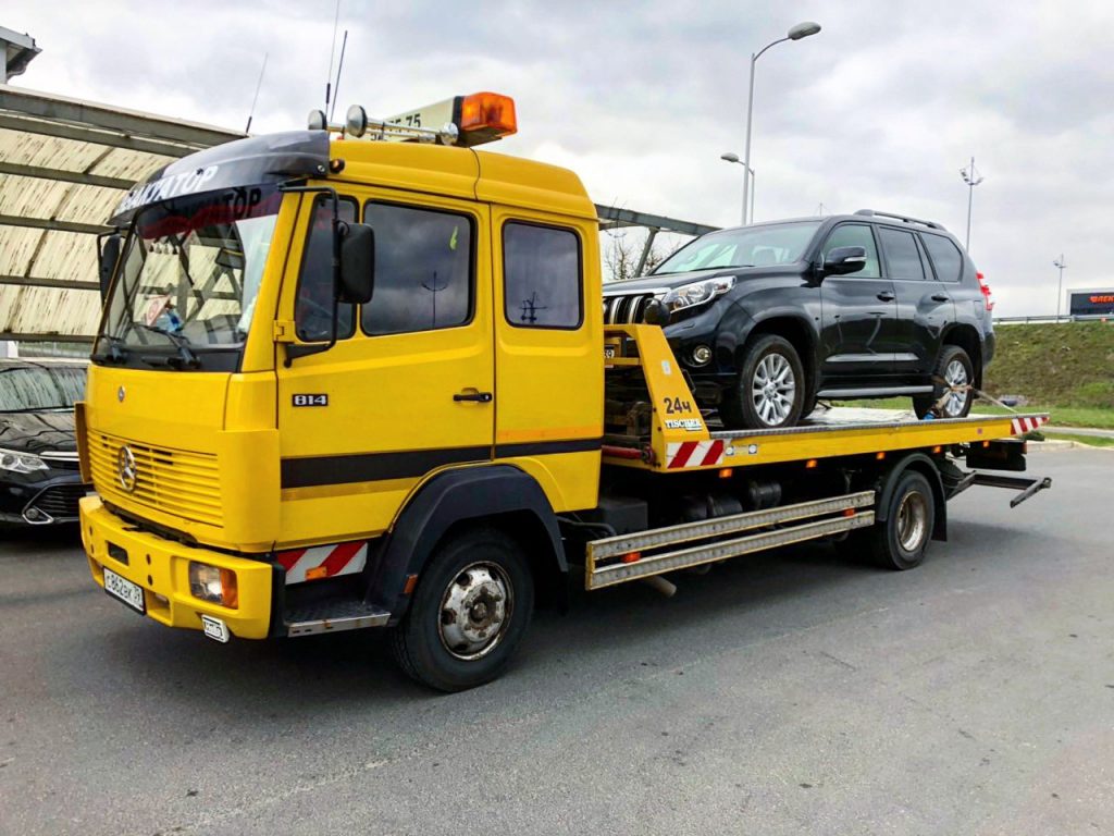 Правила буксировки автомобиля: трос, скорость, масса